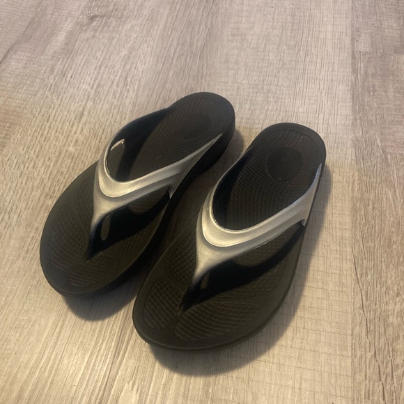 Oofos Recovery Footwear - Picture 3 of 5